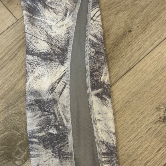 Lululemon Grey & White Mesh Legging - Picture 9 of 10